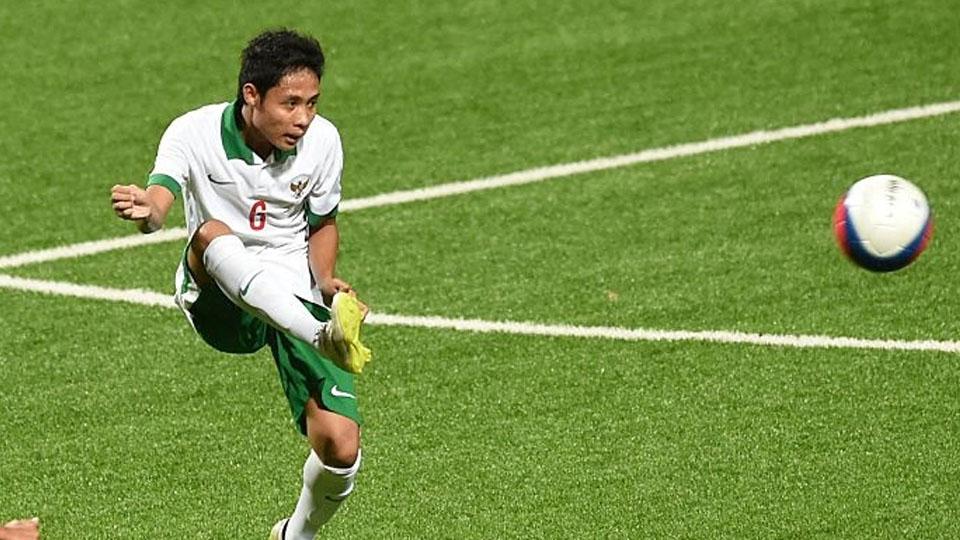 Evan Dimas pada laga melawan Singapura (11/06/15) - INDOSPORT
